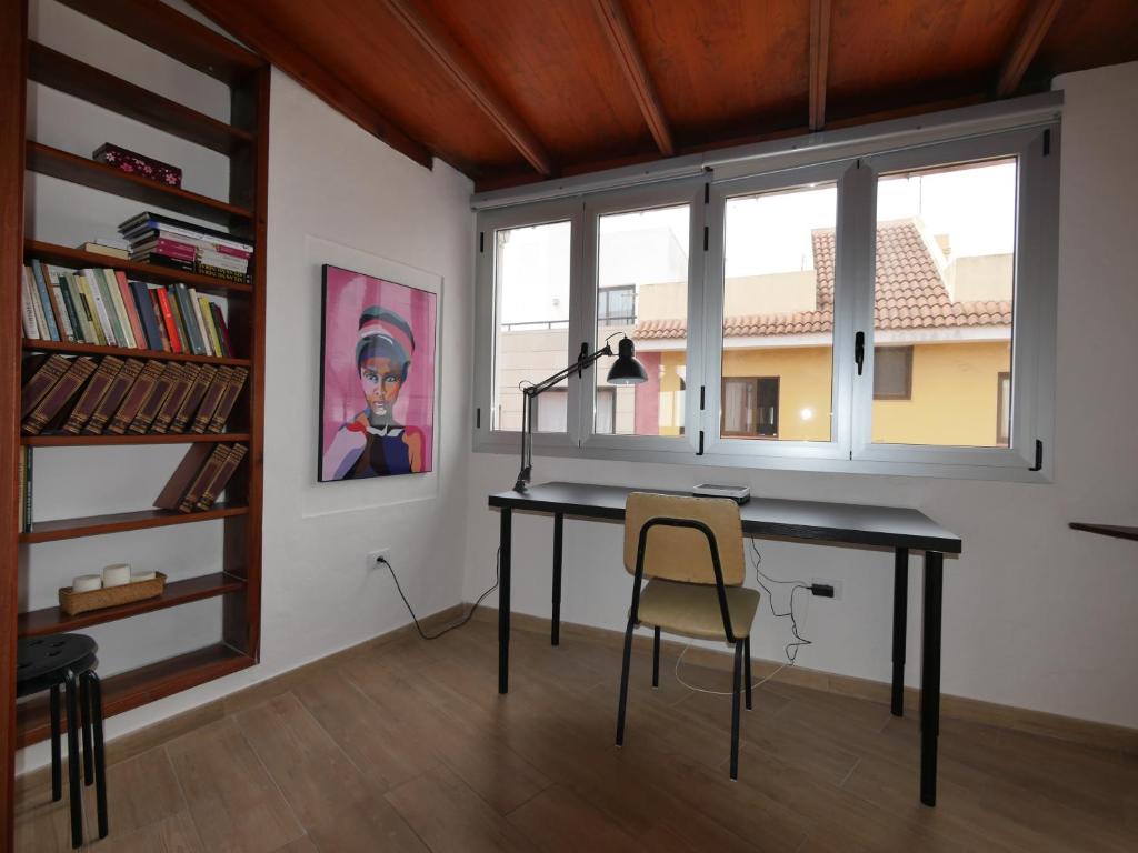 biurko z krzesłem w pokoju z oknem w obiekcie Petite Maison, La Laguna w mieście La Laguna