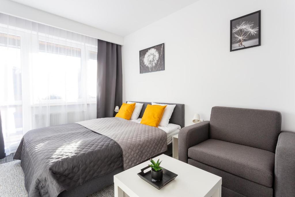 施柯拉爾斯卡波倫巴的住宿－VILLA TO-TU，一间卧室配有一张床、一张沙发和一把椅子