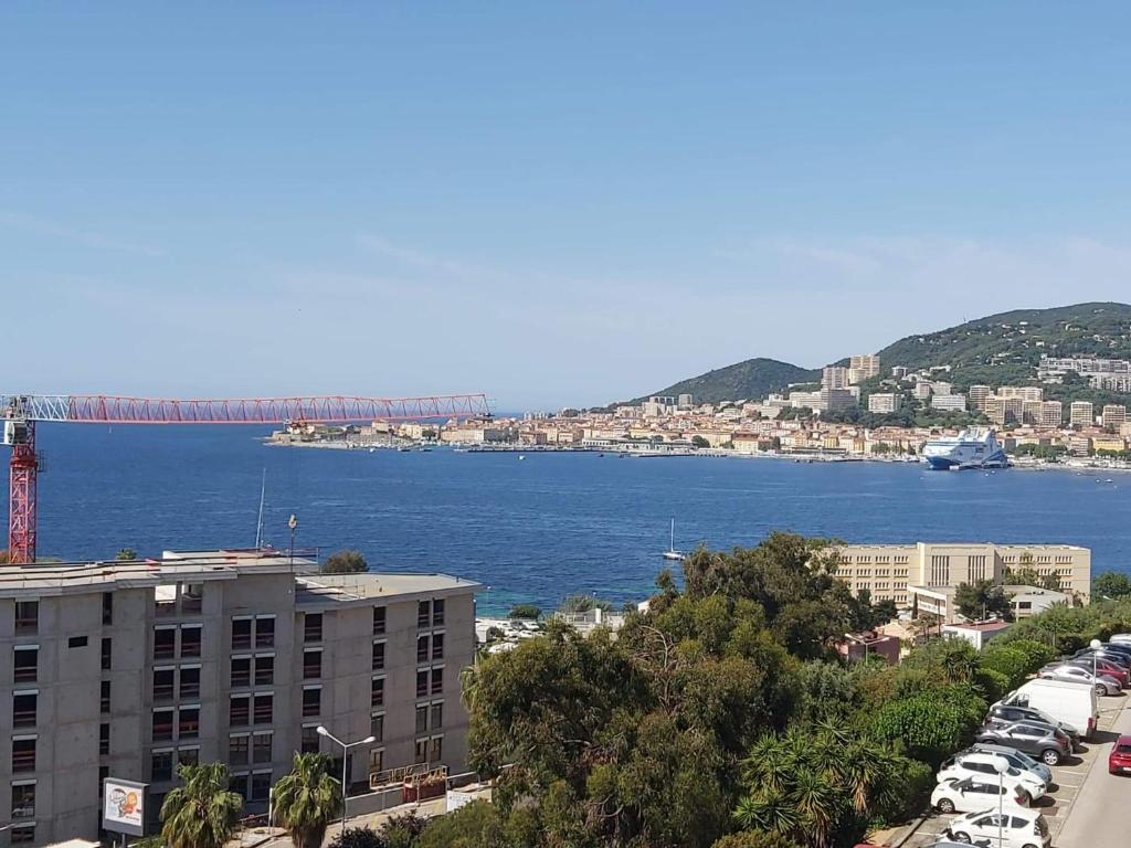 uitzicht op een stad met een brug in het water bij Zen home in Ajaccio