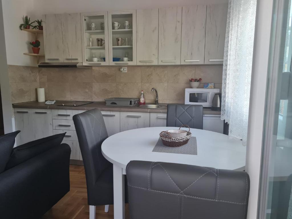 Kuchyň nebo kuchyňský kout v ubytování Apartman TIM LUX 2