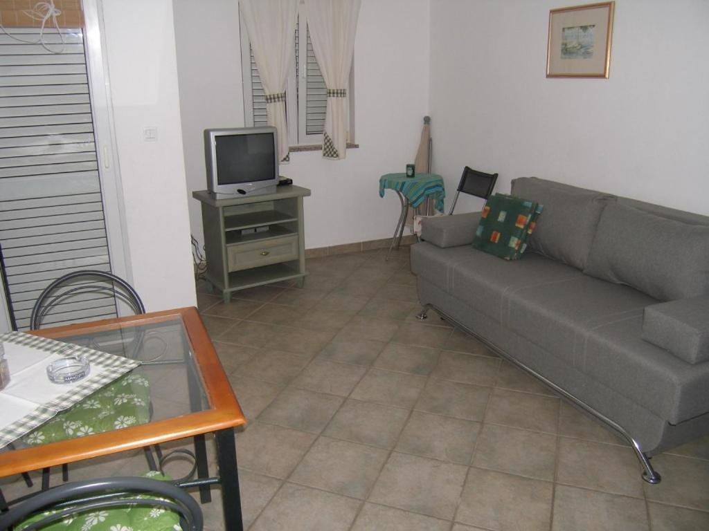 Televízia a/alebo spoločenská miestnosť v ubytovaní Apartment in Sukošan with balcony, air conditioning, WiFi (4941-4)