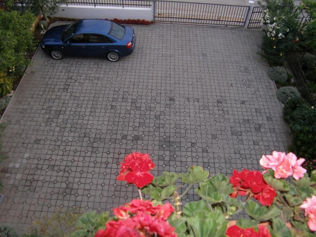 Vonkajšia záhrada v ubytovaní Apartment in Sukošan with balcony, air conditioning, WiFi (4941-5)