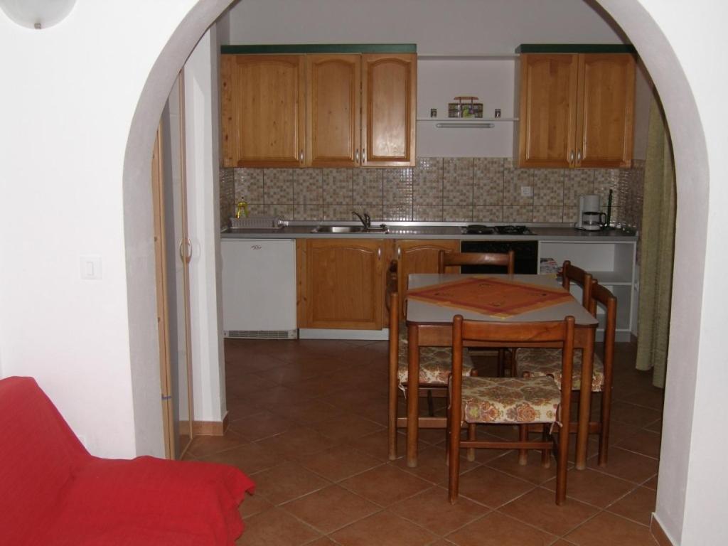Kuchyňa alebo kuchynka v ubytovaní Apartment in Sukošan with balcony, air conditioning, WiFi (4941-5)