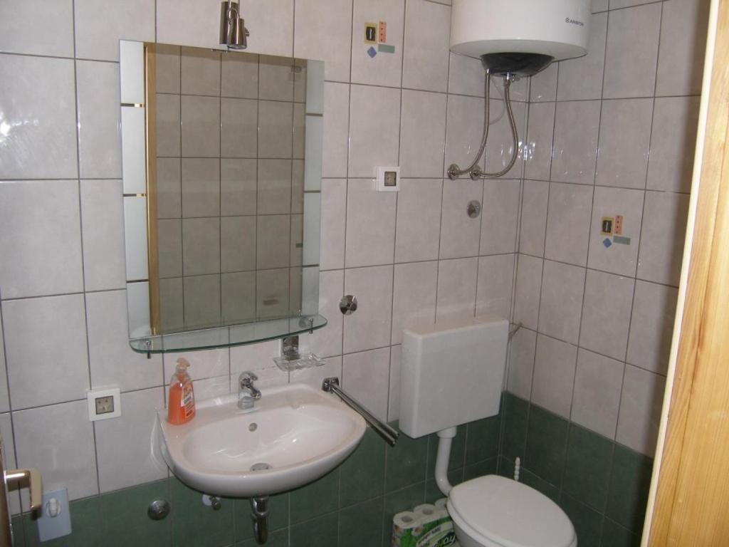 Kúpeľňa v ubytovaní Apartment in Sukošan with balcony, air conditioning, WiFi (4941-5)