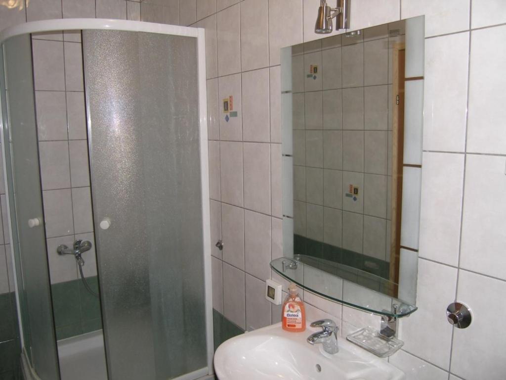 Kúpeľňa v ubytovaní Apartment in Sukošan with balcony, air conditioning, WiFi (4941-5)
