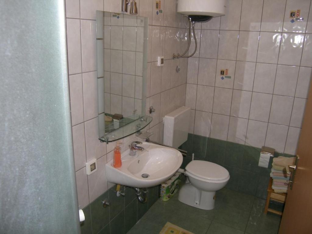 Kúpeľňa v ubytovaní Apartment in Sukošan with balcony, air conditioning, WiFi (4941-5)