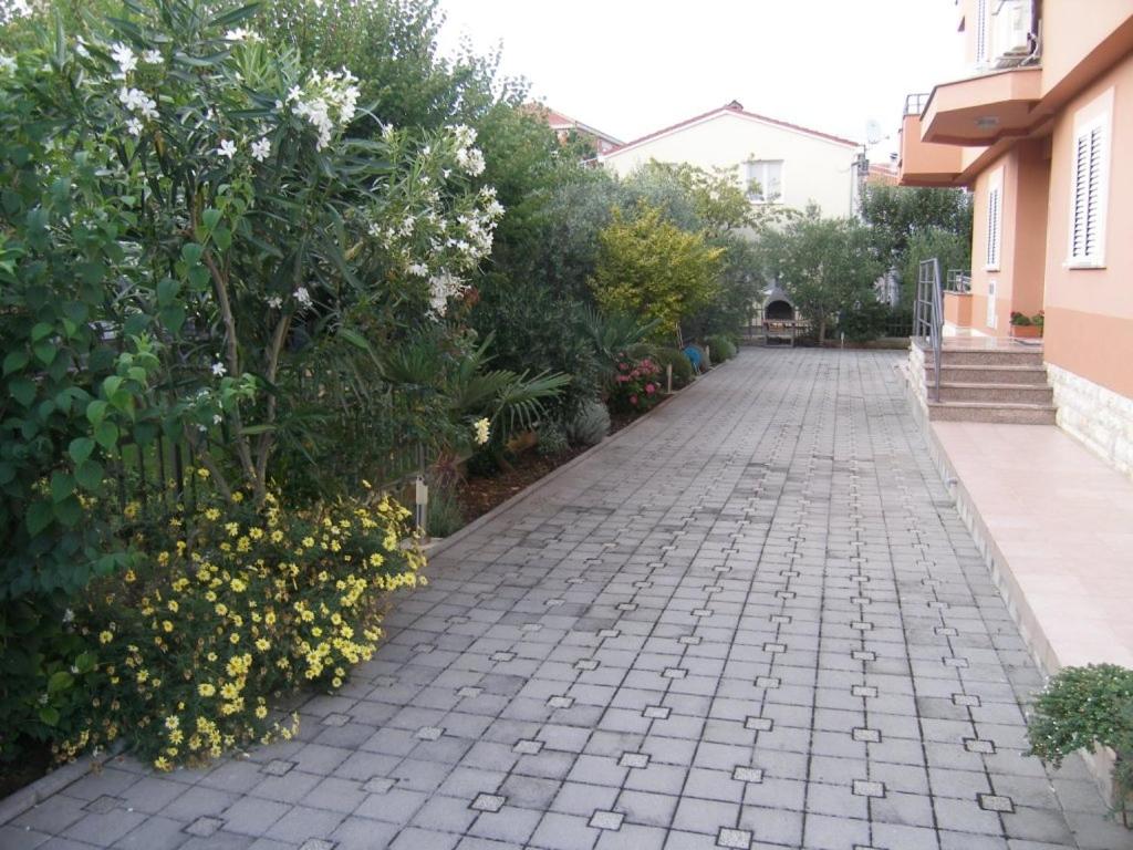 Vonkajšia záhrada v ubytovaní Apartment in Sukošan with balcony, air conditioning, WiFi (4941-2)