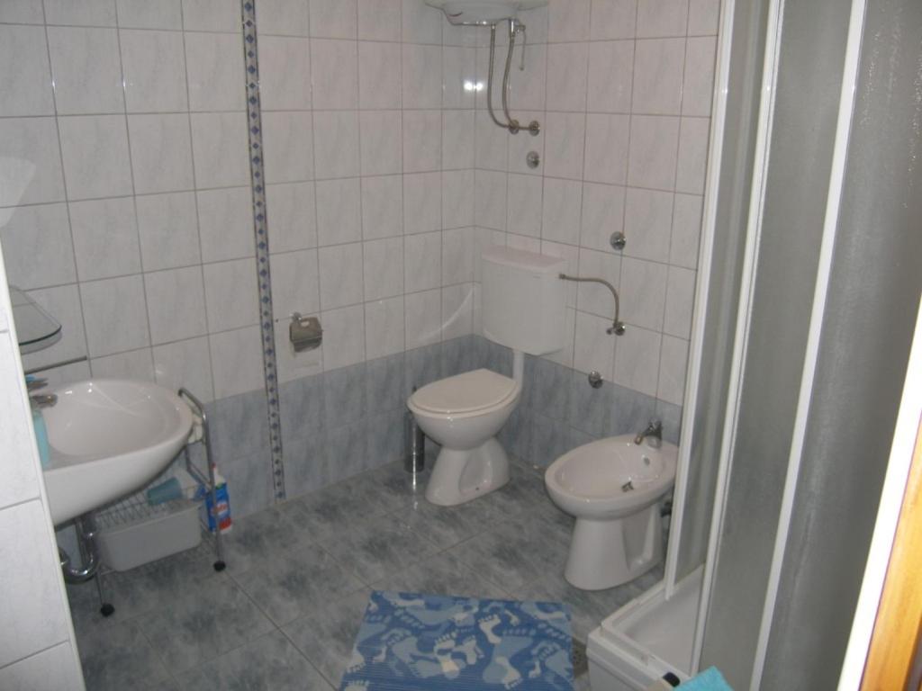 Kúpeľňa v ubytovaní Apartment in Sukošan with balcony, air conditioning, WiFi (4941-2)