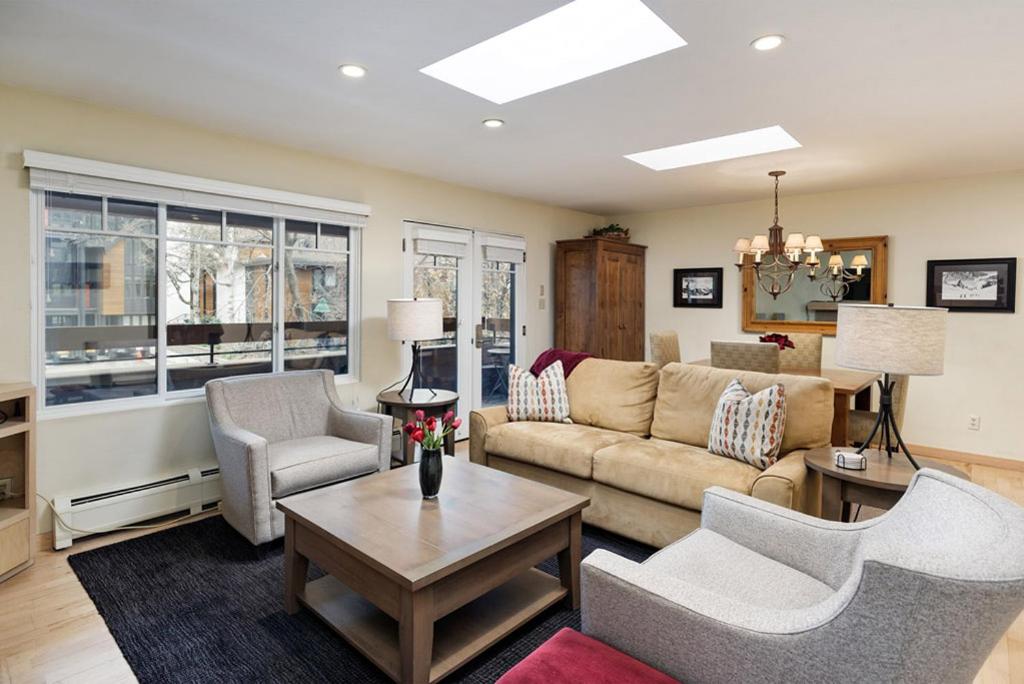 Fasching Haus Unit 303, Sunny Top Floor Condo, 2 Private Decks, 2 Blocks to Downtown Aspen - Housity