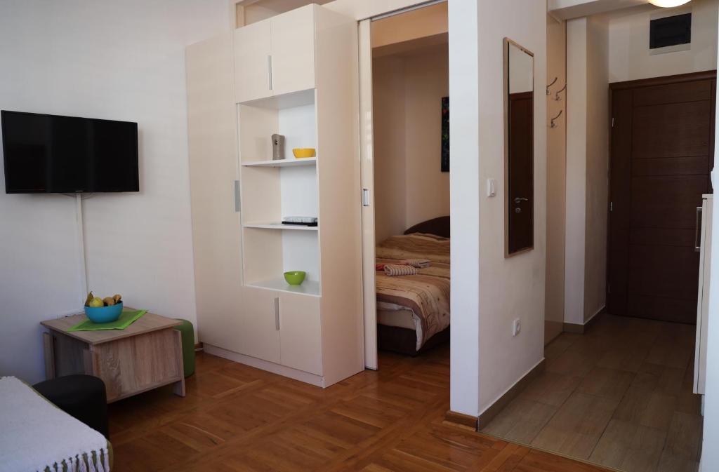 TV i/ili multimedijalni sistem u objektu Apartman Svetogorska