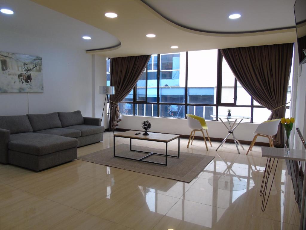 ein Wohnzimmer mit einem Sofa und einem Tisch in der Unterkunft Hotel paradise del cafe in Pereira