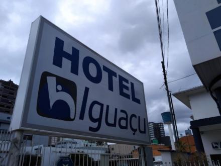 a sign for a hotel blippagency in a city at Hotel Iguaçu Chapecó in Chapecó