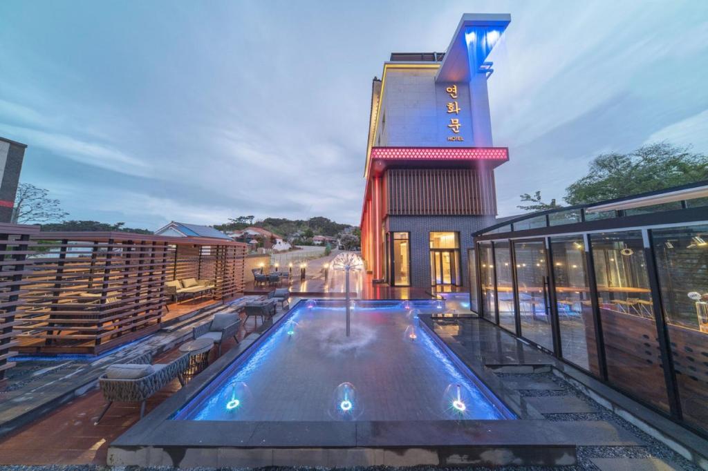 a swimming pool on top of a building at Yeon Hwa Moon Hotel in Incheon