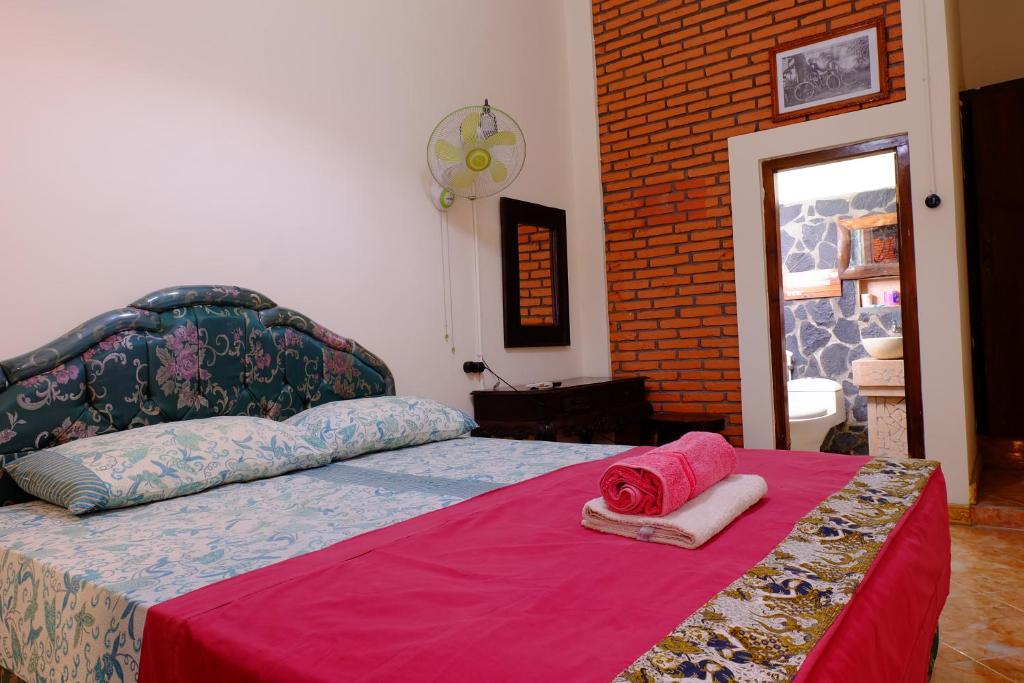Postel nebo postele na pokoji v ubytování Kampoeng Djawa Hotel