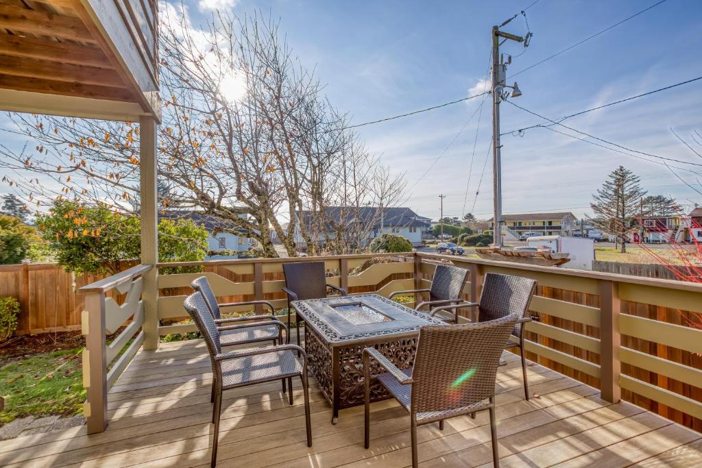 Balkoni atau teres di Pacific City Beach House - Meredith Lodging