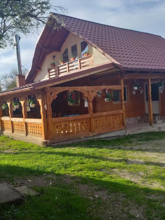 une maison avec une terrasse couverte et une clôture dans l'établissement Casa Alina Breb, à Breb