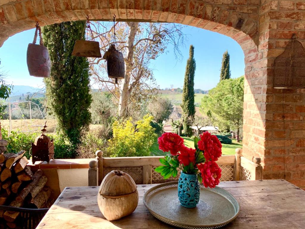 Ogród w obiekcie Magical villa, breathtaking views, large private garden and olive grove - in a cool village on the Umbria Tuscany Border