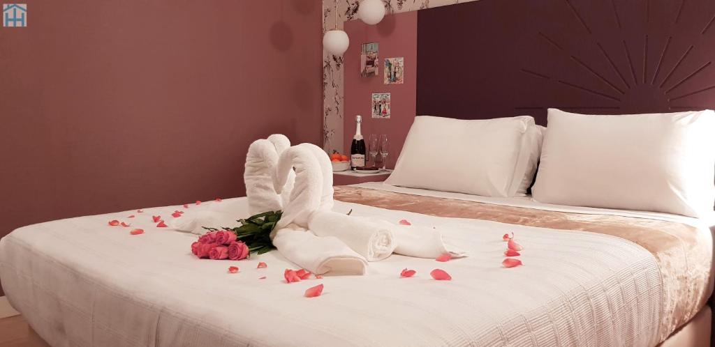 a bedroom with a bed with a swan made out of roses at Happy House Comfort Plus in Faro