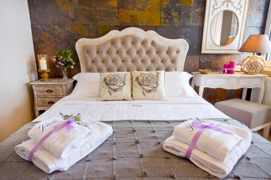 Postel nebo postele na pokoji v ubytování Villa Teresa Luxury Suites