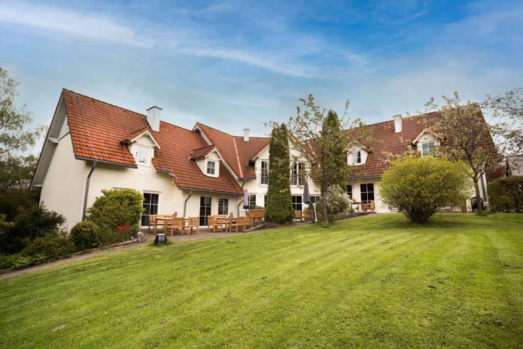 een groot wit huis met een grote tuin bij Ferienhof Homann Sauerland in Brilon