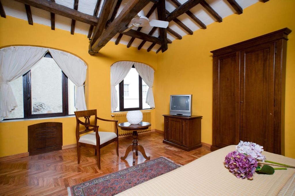 TV a/nebo společenská místnost v ubytování Hotel Charleston