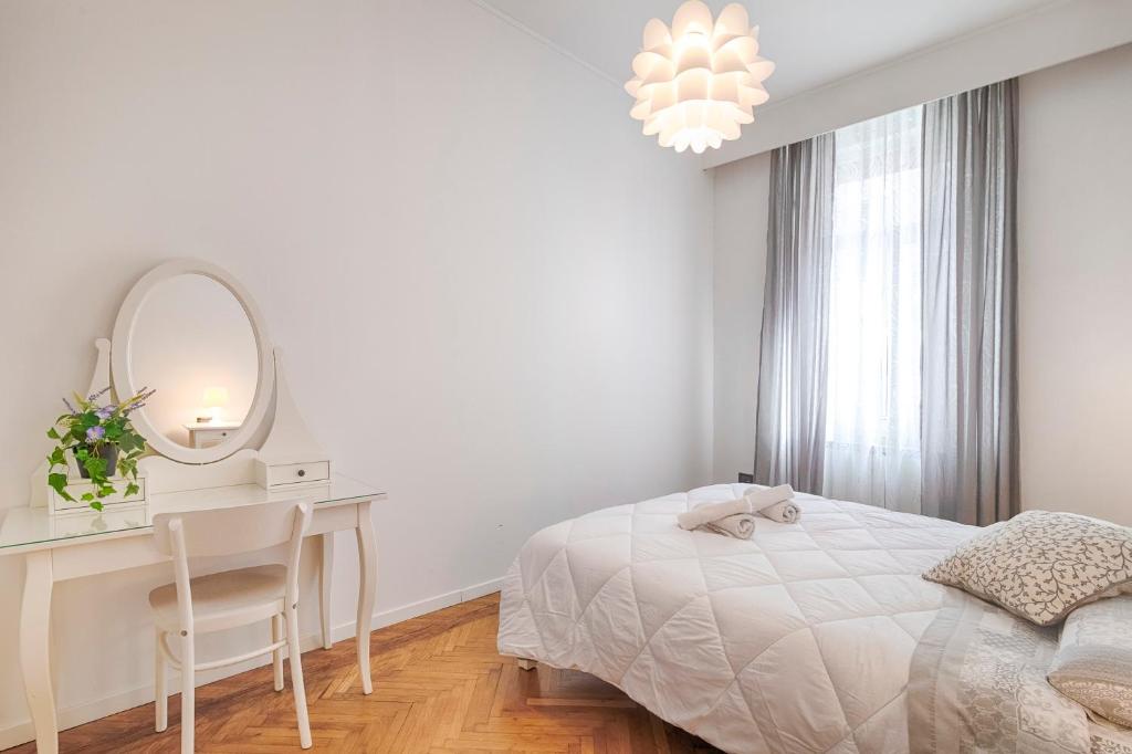 A bed or beds in a room at Mihaela apartment - Charme near the station