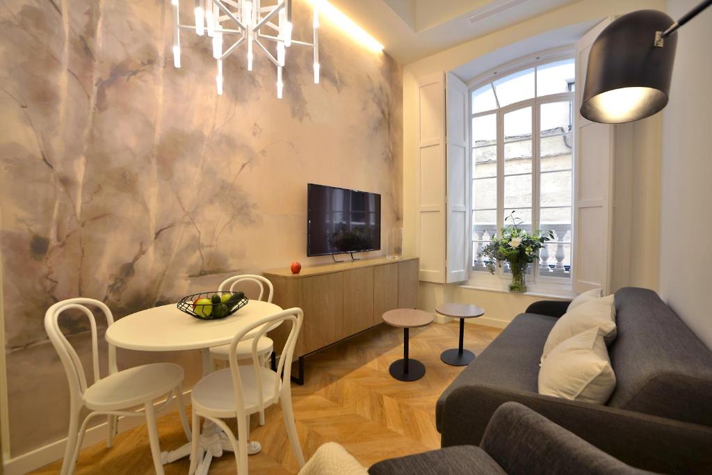 TV a/nebo společenská místnost v ubytování Plaza Mina Suites - Adults Recommended by Luxury Suites Cadiz