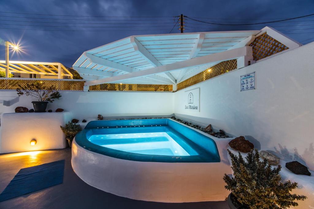 uma piscina no meio de uma casa em Casa Maritina private residence em Fira