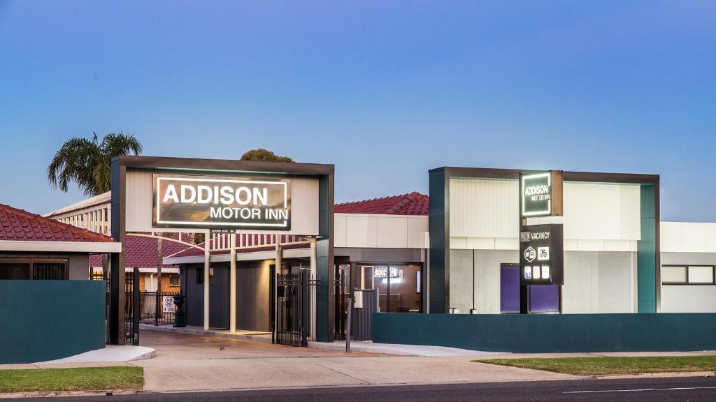 een gebouw met een bord dat verslaving in het winkelcentrum leest bij Addison Motor Inn in Shepparton