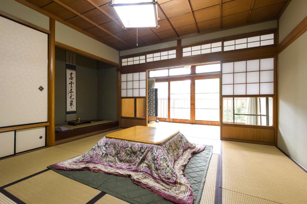 una habitación con una mesa en el medio. en 清浄心院, en Koyasan