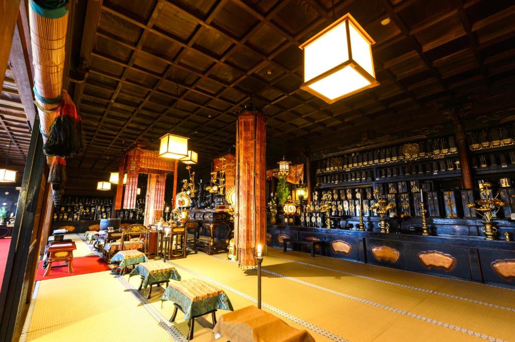 Habitación grande con bar con muchas botellas en 清浄心院, en Koyasan