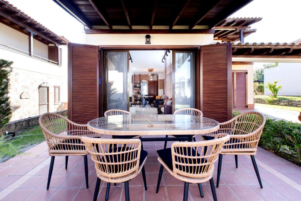 Patio lub wspólna przestrzeń na świeżym powietrzu w obiekcie Porto Thea Alexandra Shared Pool Villa, Afytos