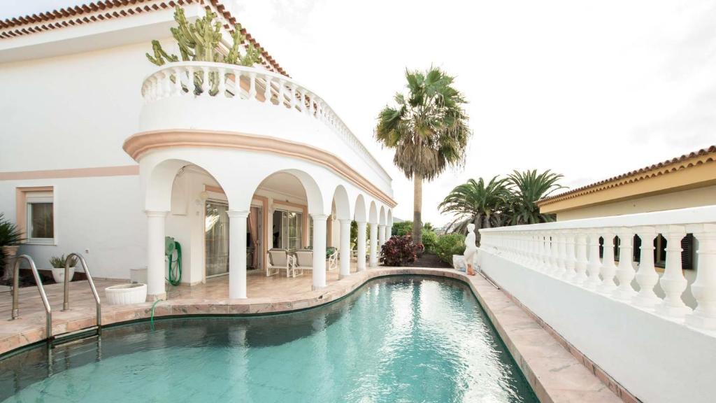 a swimming pool in a villa with a swimming poolvisorvisorvisor at Villa Vistabella in Chayofa