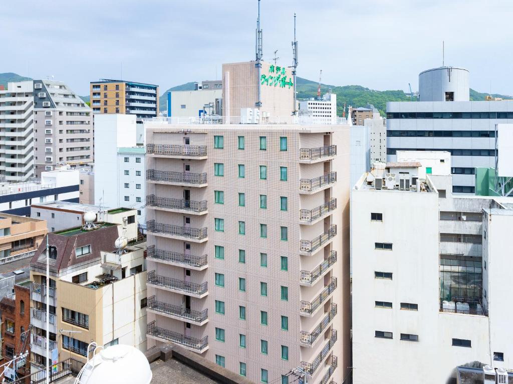 Hotel Wing Port Nagasaki في ناغاساكي: اطلالة على مدينة ذات مباني طويلة