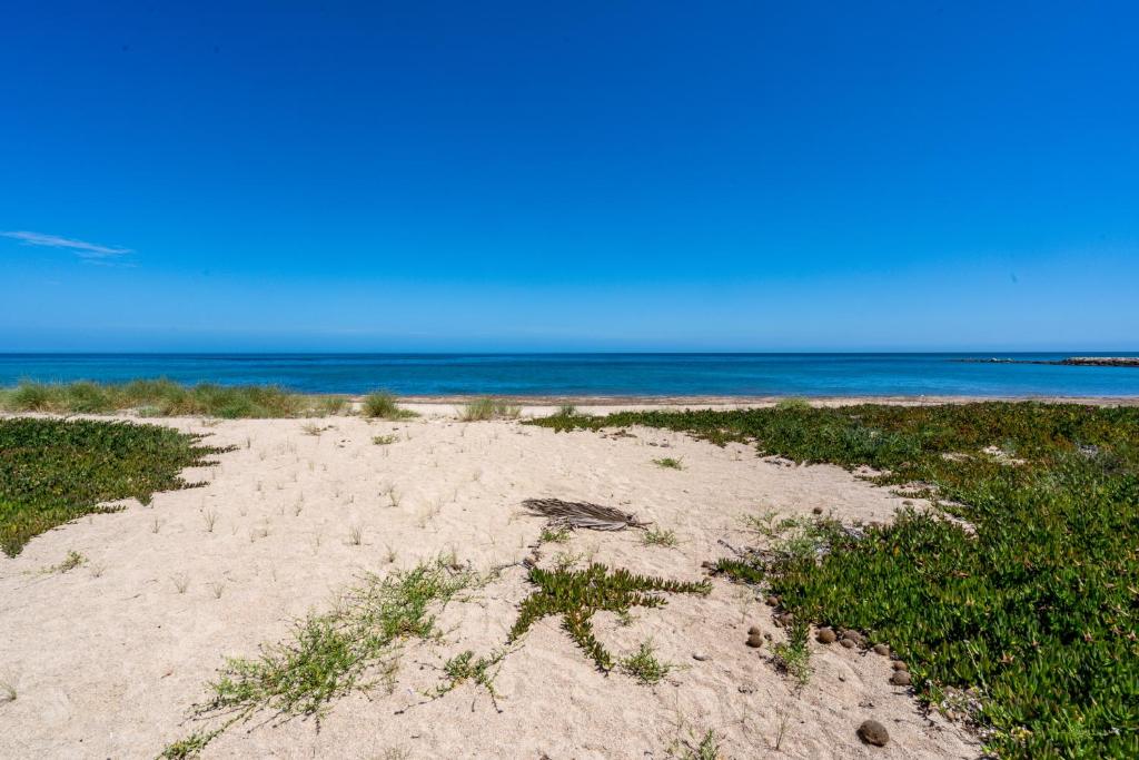 デニアにあるVilla Neptunの海を背景に広がる砂浜