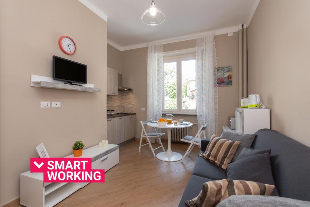 Televízia a/alebo spoločenská miestnosť v ubytovaní Cialdini Apartment close to the city center