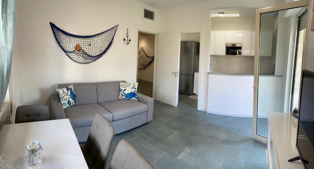 een woonkamer met een bank en een tafel bij Appartamento completamente rinnovato, con giardino, a 100 mt dal mare in Marina di Massa
