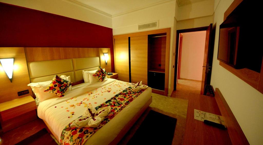 Postel nebo postele na pokoji v ubytování Oasis Hotel & Spa