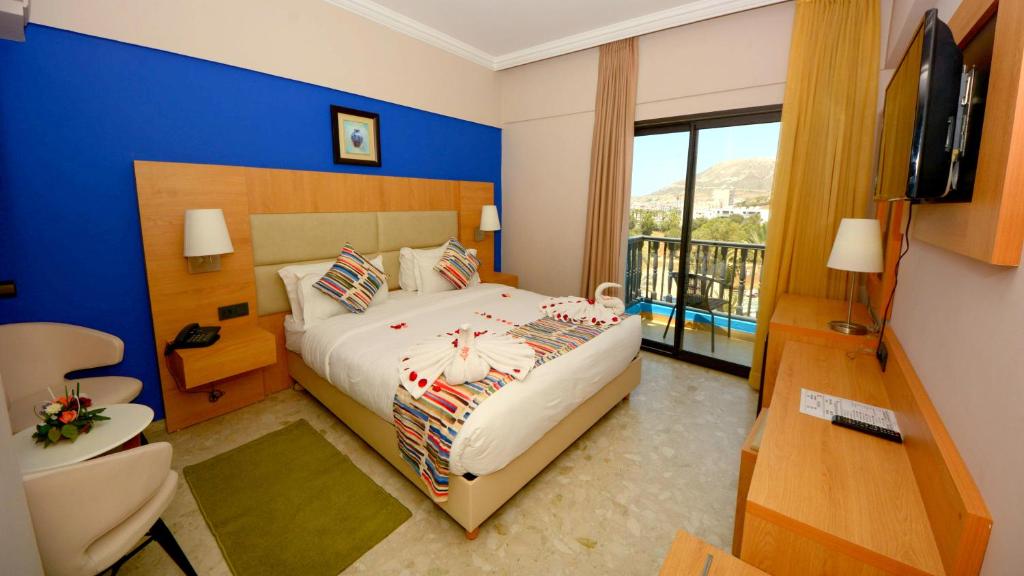 Postel nebo postele na pokoji v ubytování Oasis Hotel & Spa