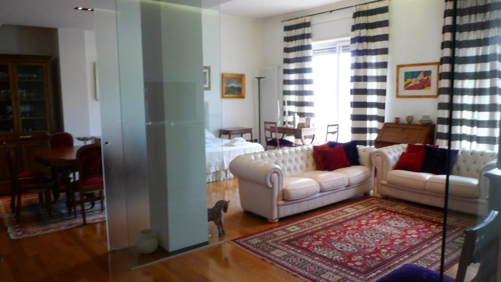 - un salon avec deux canapés blancs et une table dans l'établissement Ma jolie maison by Apulia Accommodation, à Bari