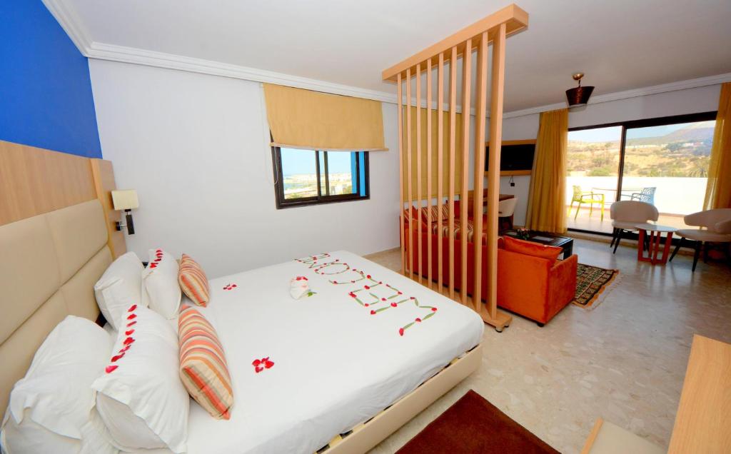 Postel nebo postele na pokoji v ubytování Oasis Hotel & Spa