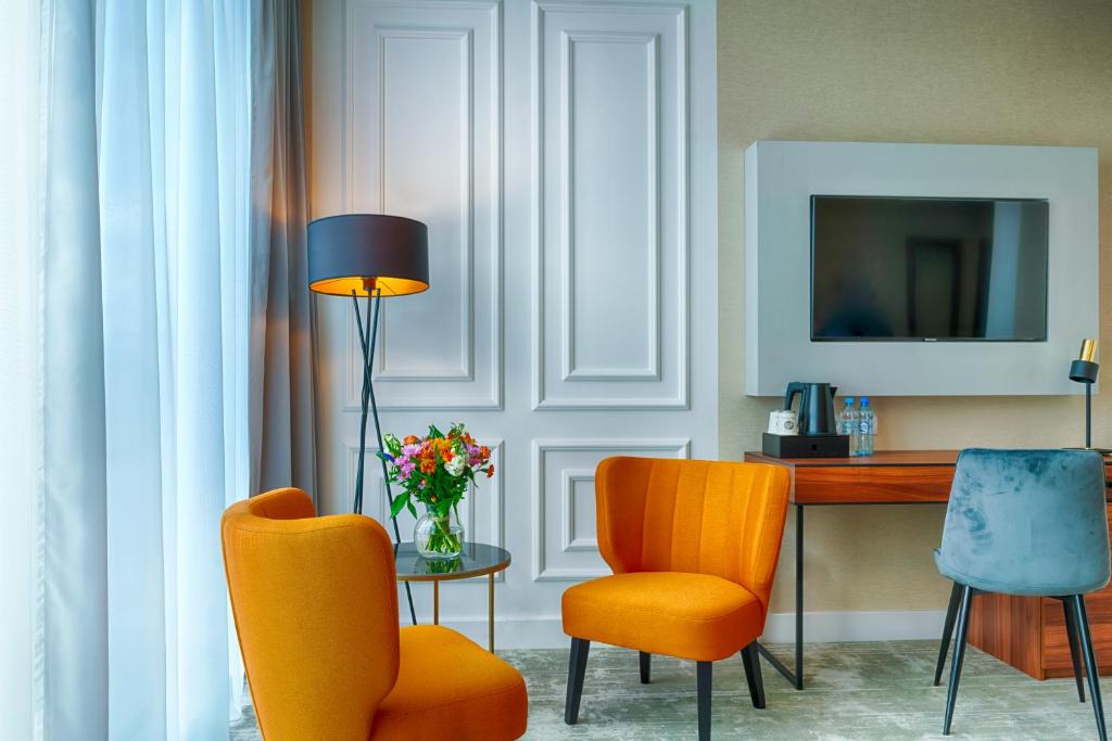 Televízia a/alebo spoločenská miestnosť v ubytovaní Grand Focus Hotel Szczecin