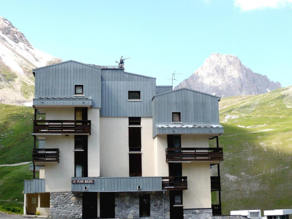 un bâtiment avec un toit bleu sur une montagne dans l'établissement Apartment Plein Soleil - Val Claret-3 by Interhome, à Tignes