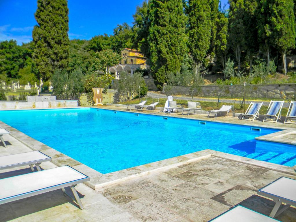 duży niebieski basen z leżakami wokół niego w obiekcie Holiday Home Casa Del Boscaiolo by Interhome w mieście Monteverdi Marittimo