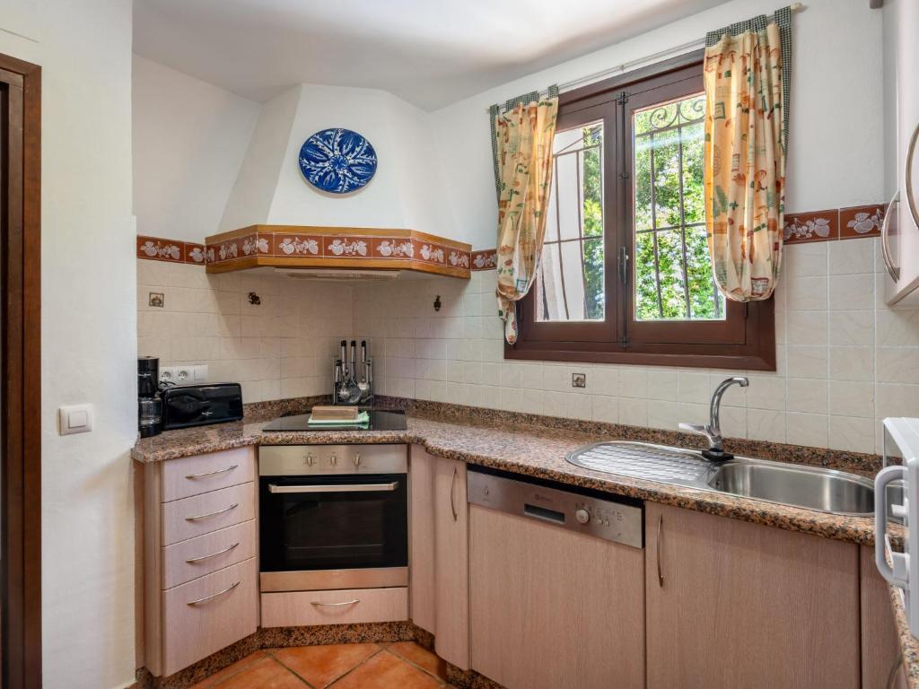 Kuchyňa alebo kuchynka v ubytovaní Holiday Home Toscamolino by Interhome