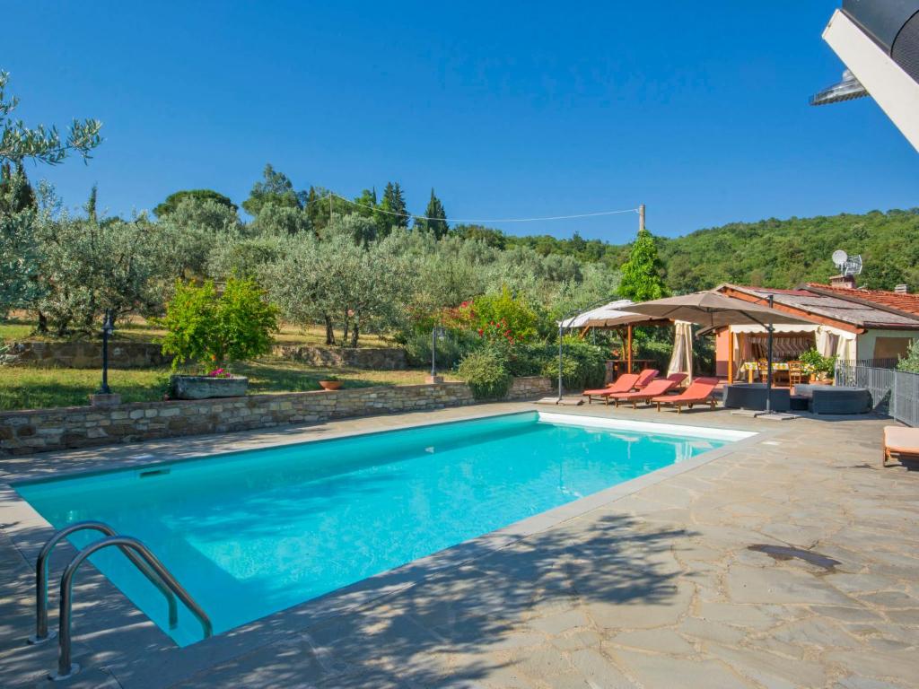 uma piscina numa villa com vista em Holiday Home Posticcia Vecchia by Interhome em Podere Monte Lucci