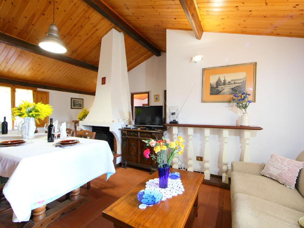 Televízia a/alebo spoločenská miestnosť v ubytovaní Holiday Home Posticcia Vecchia by Interhome