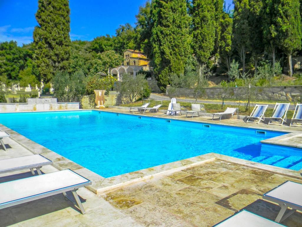 ein großer blauer Pool mit Liegestühlen um ihn herum in der Unterkunft Holiday Home Villa Fontana by Interhome in Monteverdi Marittimo