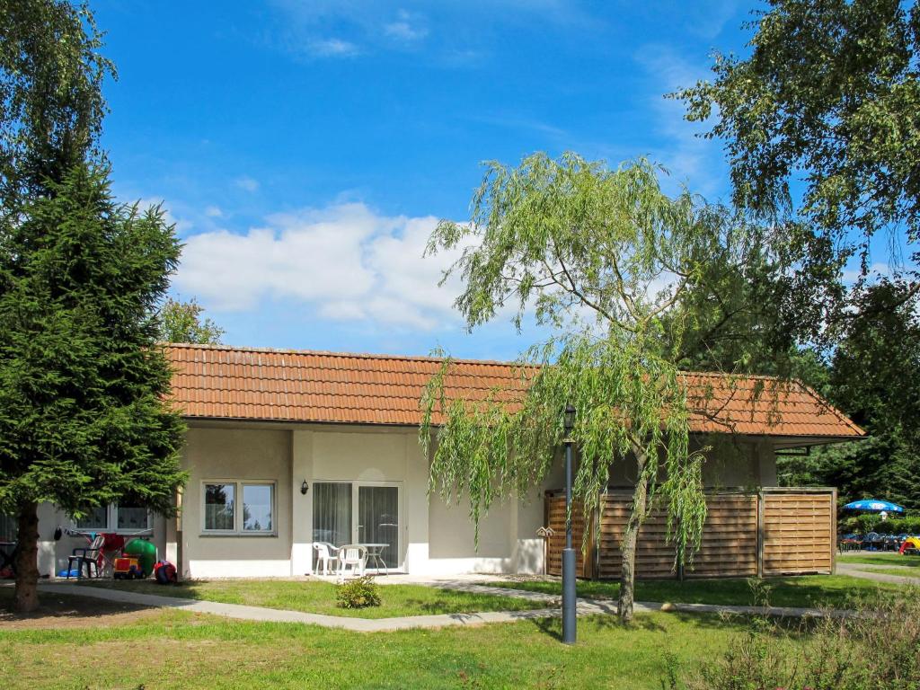 ein kleines Haus mit rotem Dach in der Unterkunft Holiday Home Lenzer Höh-4 by Interhome in Lenz