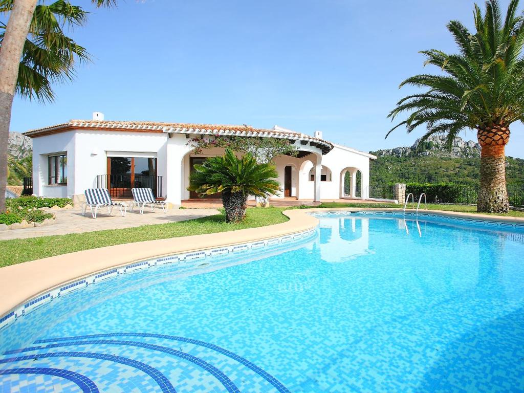 uma piscina em frente a uma villa em Villa Paraje de Libertad by Interhome em Monte Pego